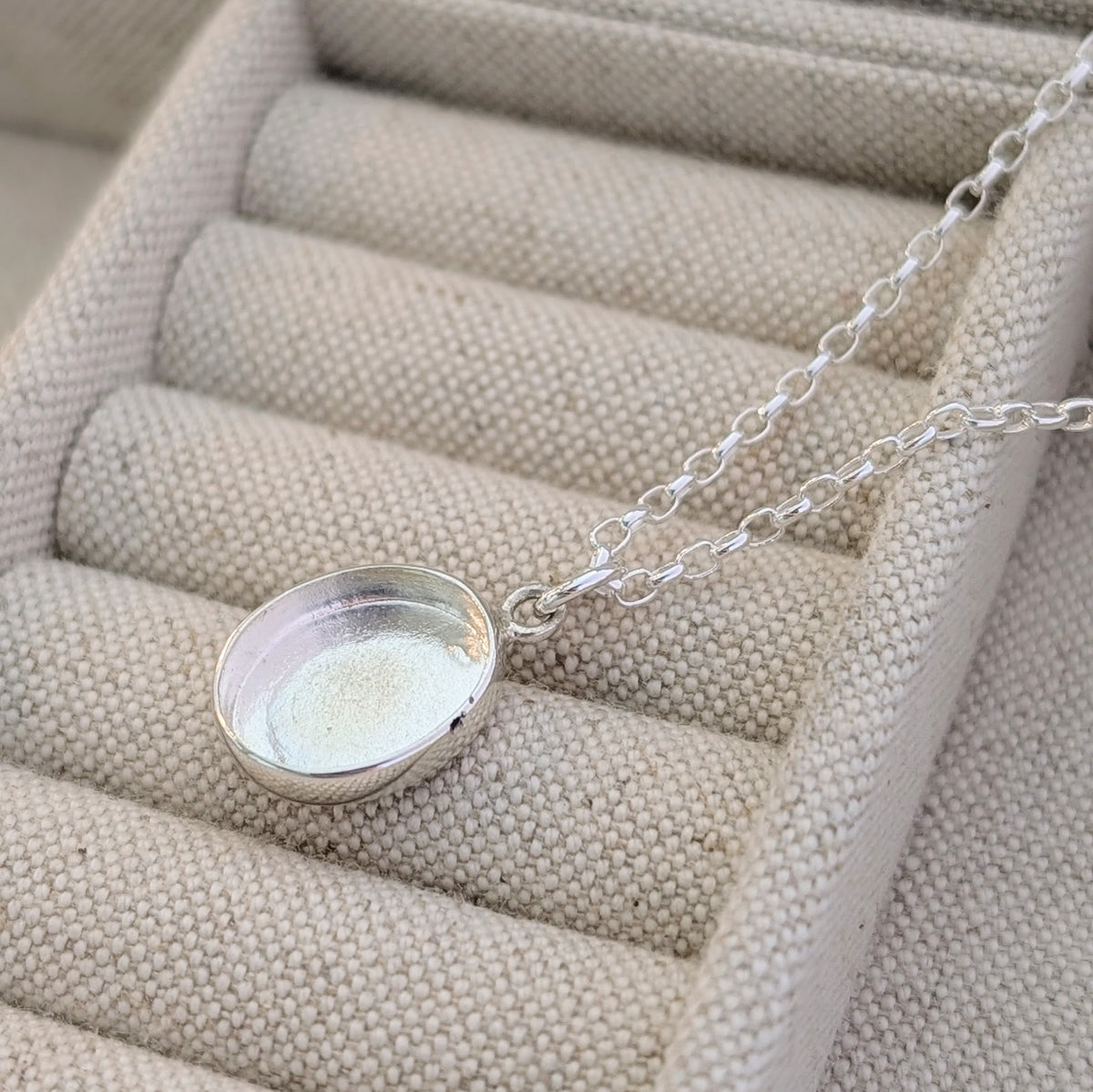 The Oval Pendant Necklace