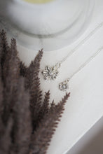 Load image into Gallery viewer, Daisy Chain Necklace