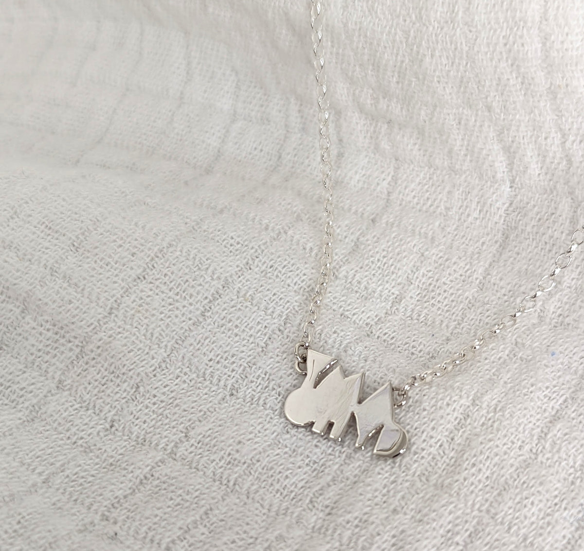 Sterling Silver Yma O Hyd necklace